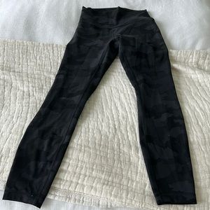 Power Thru High-Rise Tight lululemon / good condition. Barely worn